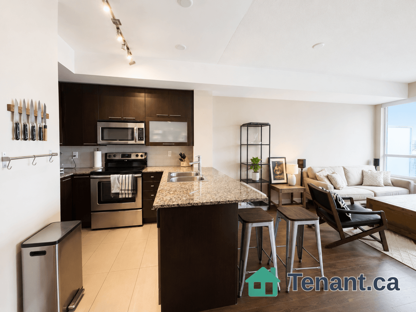 Beautiful west facing 1+Den condo near Sherbourne station 
