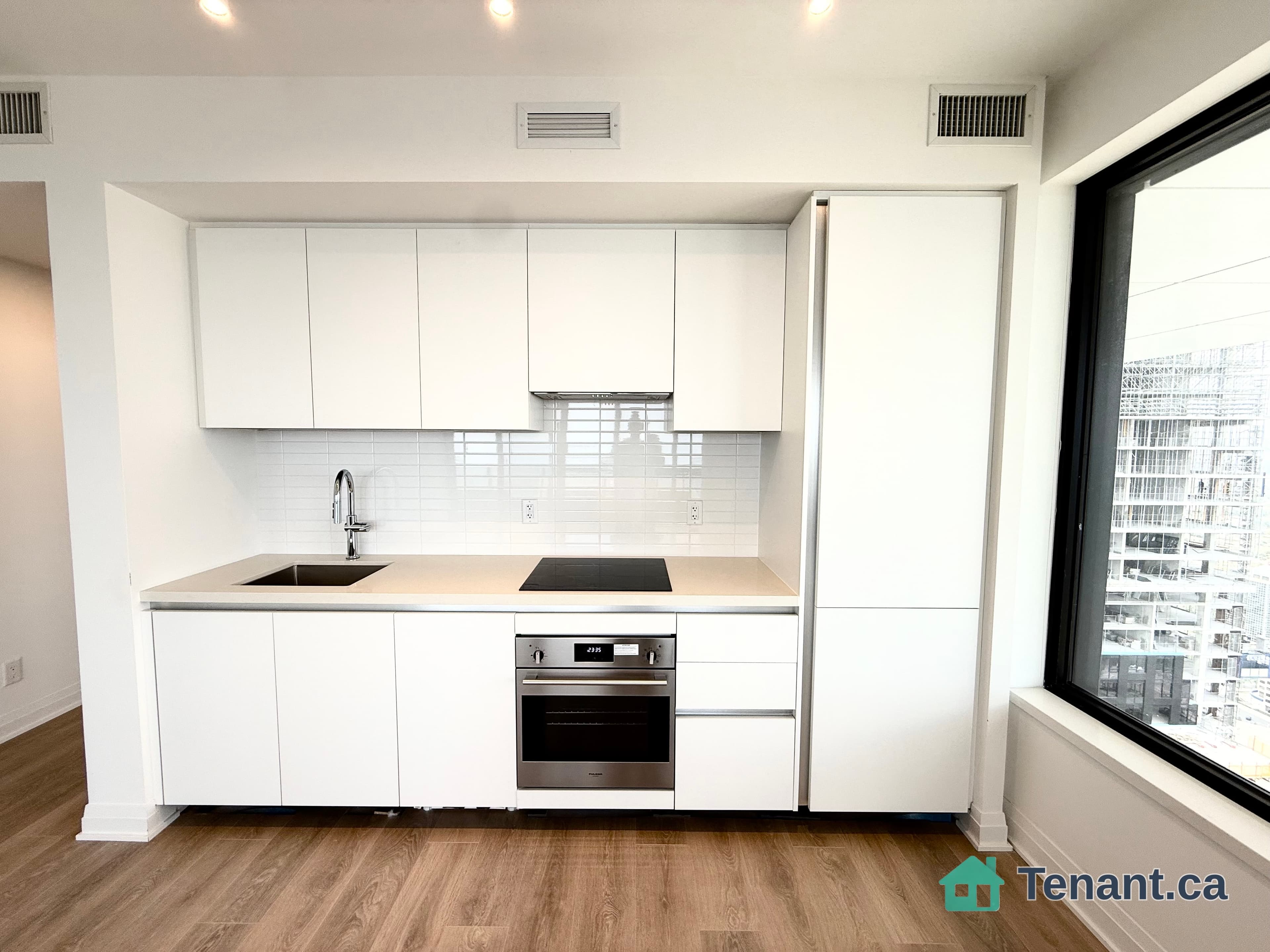 Bright 2 Bedroom 2 bathroom Unit
