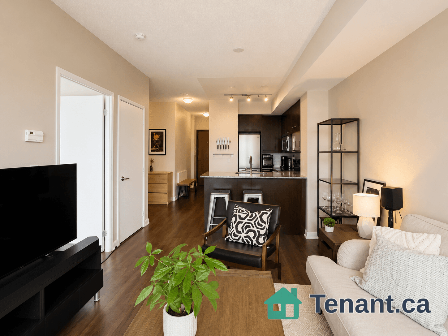 Beautiful west facing 1+Den condo near Sherbourne station 