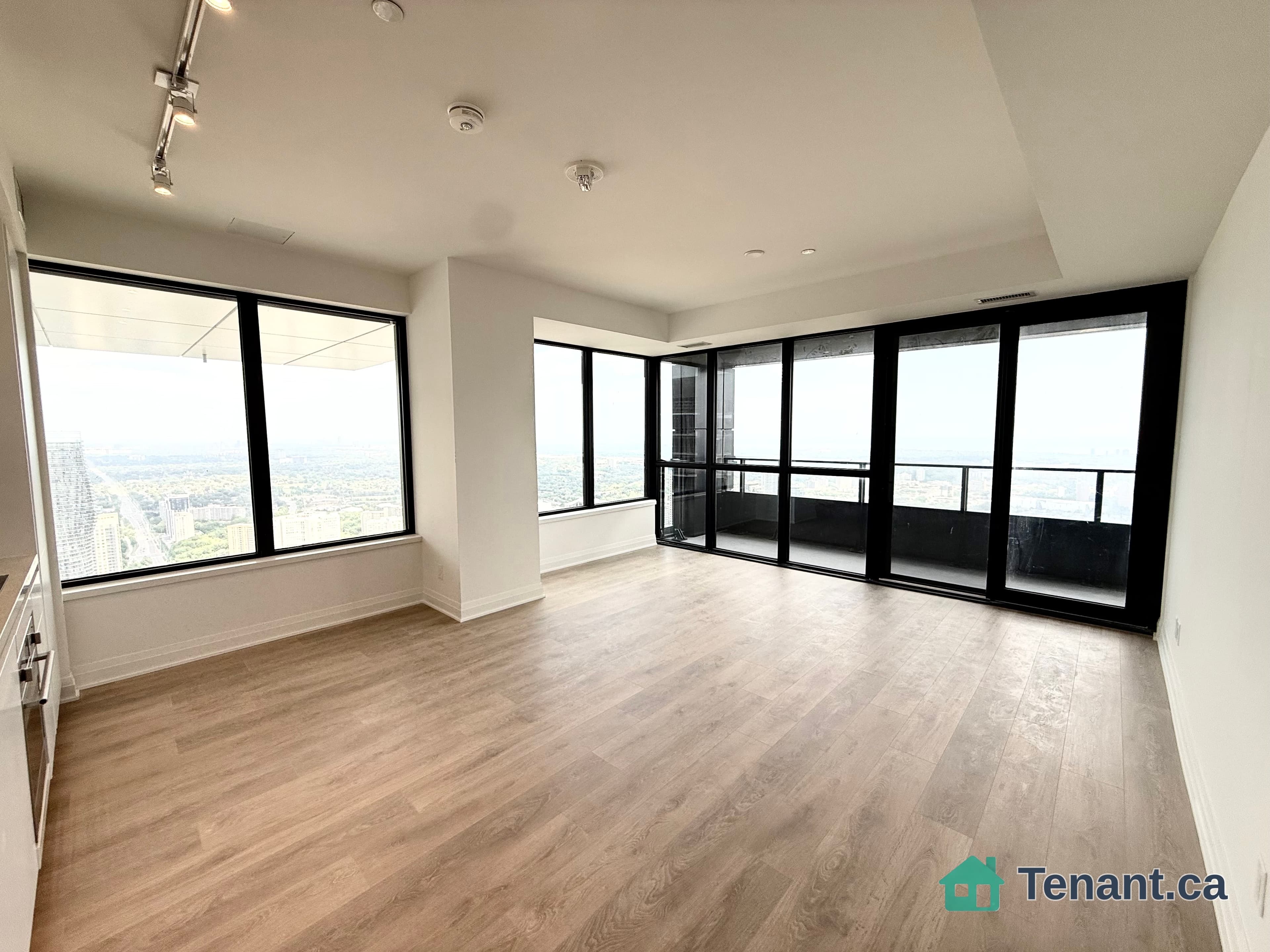 Bright 2 Bedroom 2 bathroom Unit