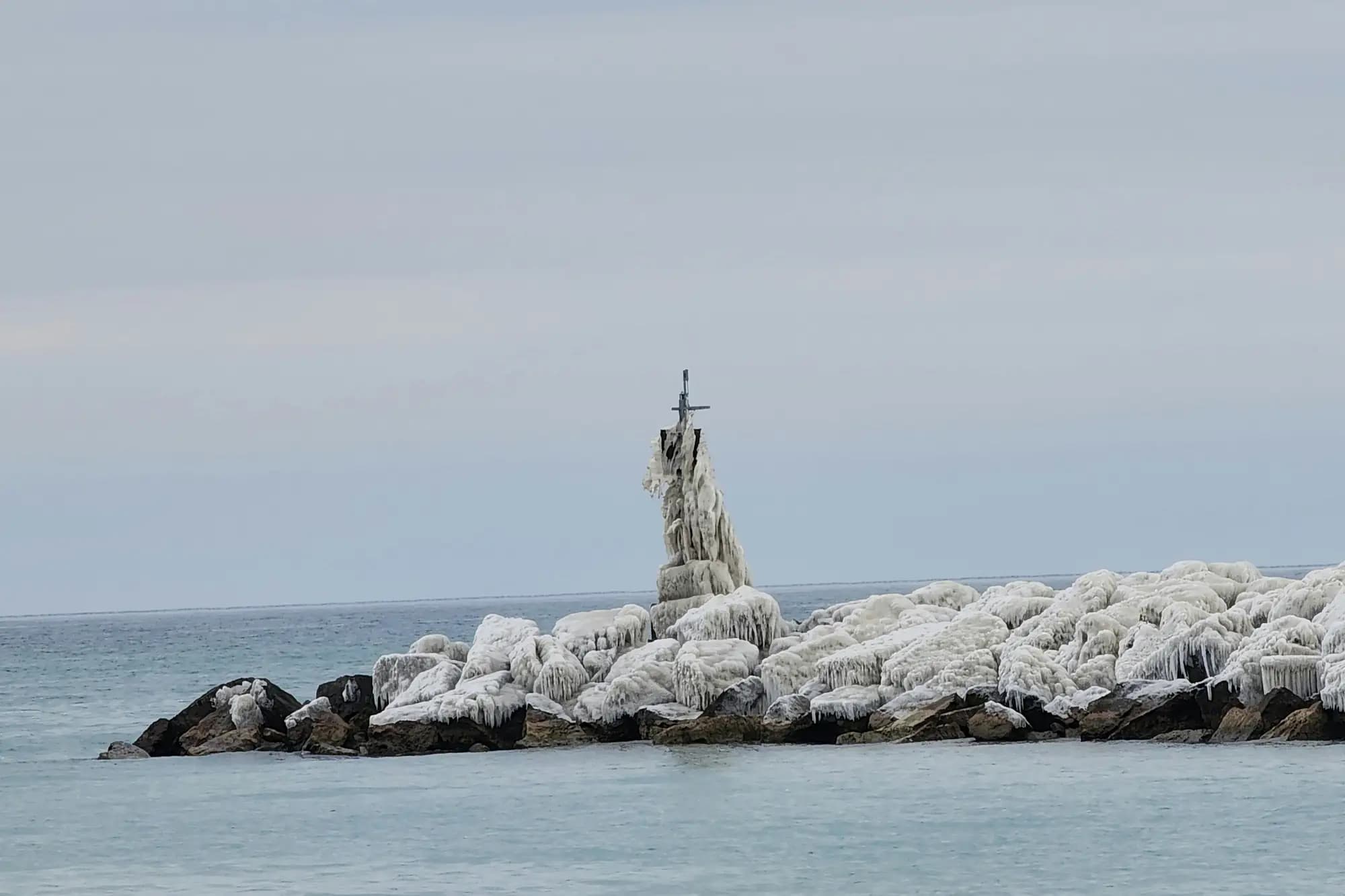 The lighthouse at Whitby Harbour in winter