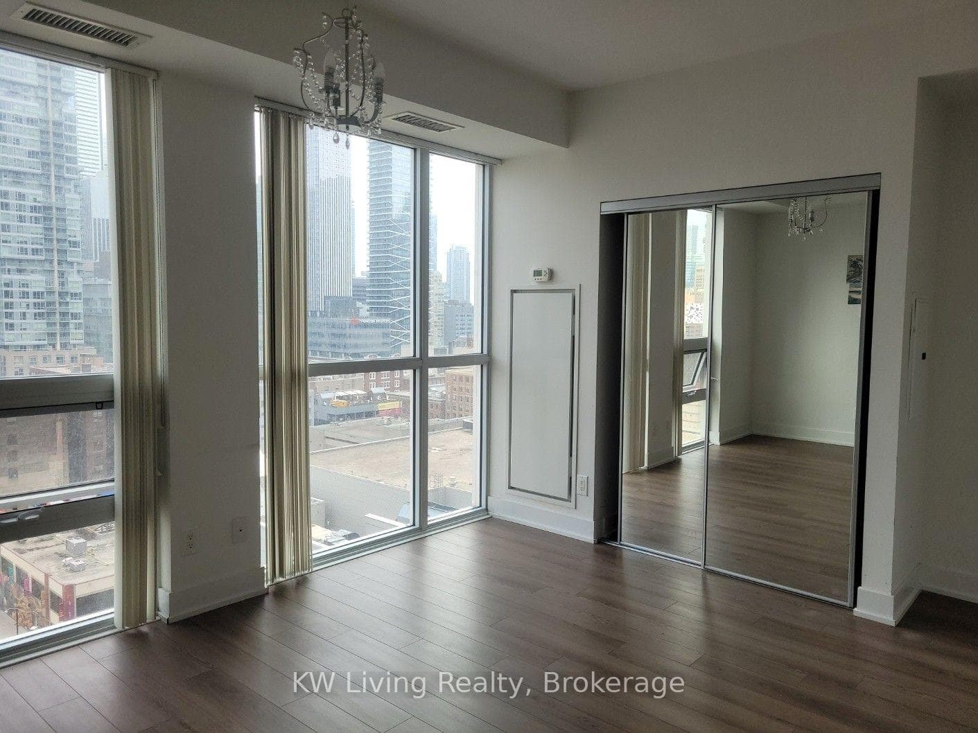 1405-318 Richmond Street W