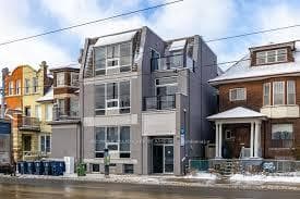 202-686 Bathurst Street