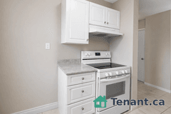Bright Top Floor 3 Bedroom Unit 