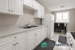 Bright Top Floor 3 Bedroom Unit 